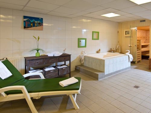 kleiner Wellnessbereich mit Finnischer Sauna und Ruhebereich