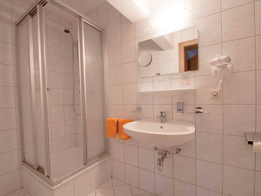 Helles Badezimmer