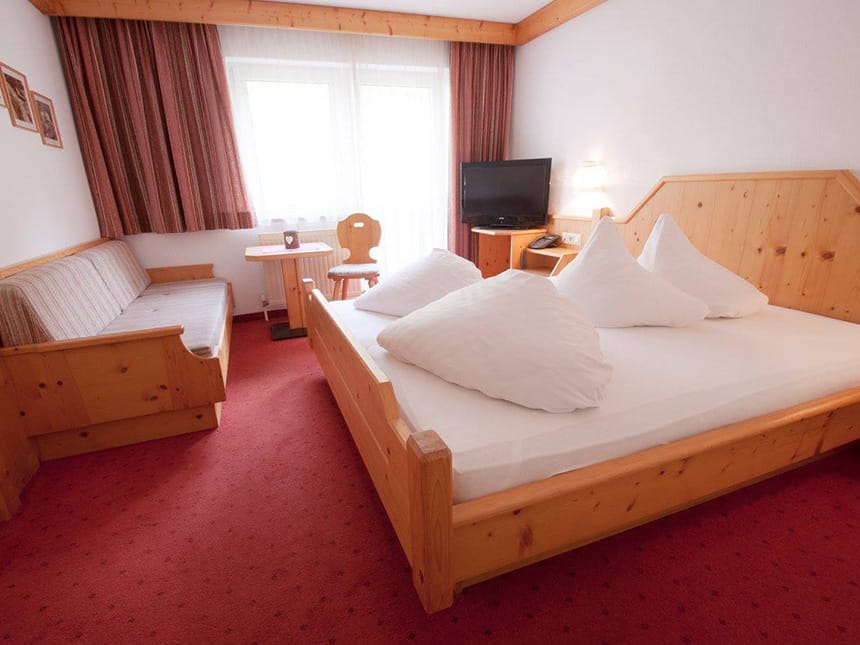 Kleines Zimmer mit Sitzecke und TV