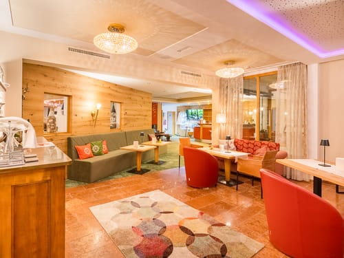 Geräumige Hotelbar