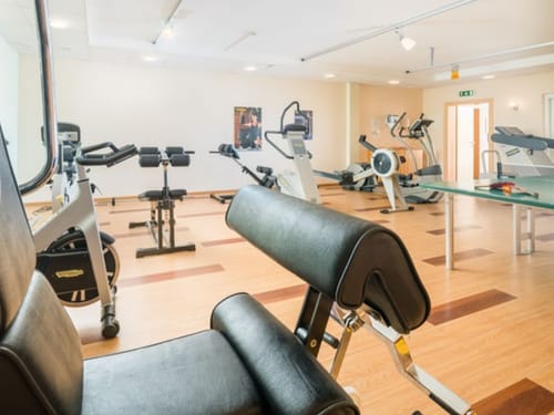 Fitnessraum mit Geräten