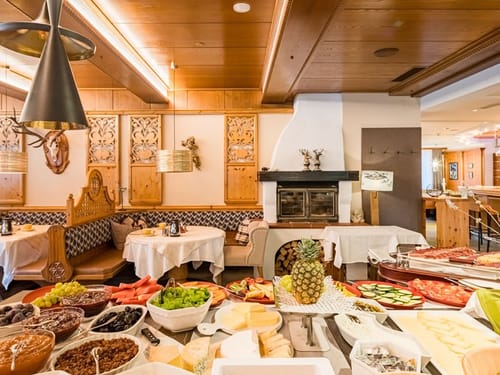 Frühstücksbuffet mit vielen Speisen