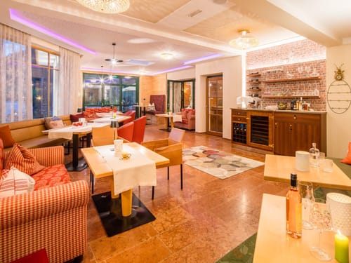 gemütliche Hotelbar mit verschiedenen Sitzgruppen