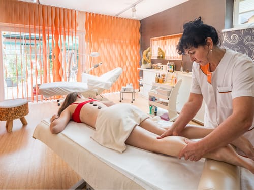 Frau auf einer Massageliege