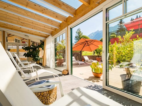 Wellnessbereich mit Wintergarten und Relaxliegen