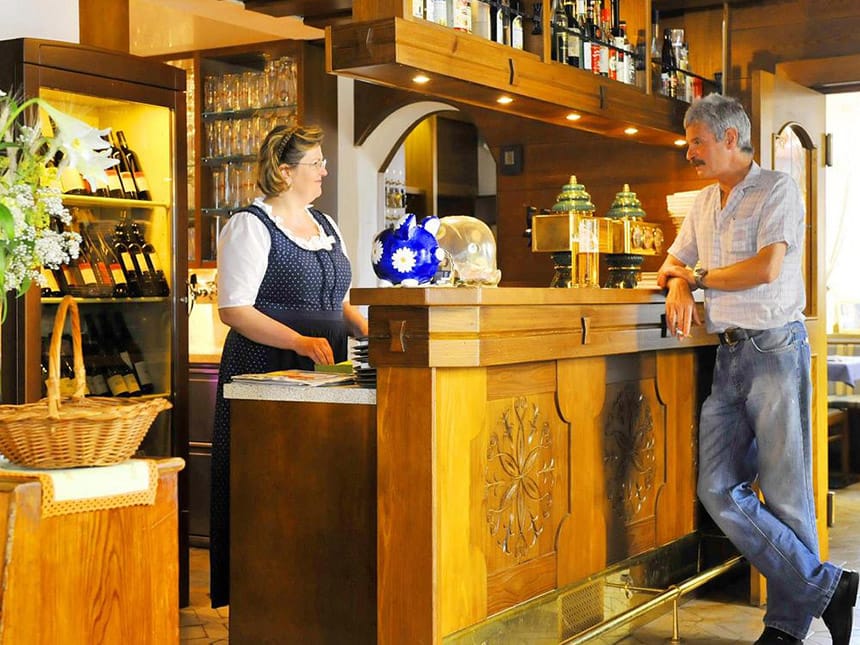 Hotelbar mit einem Gast einem einer Mitarbeiterin