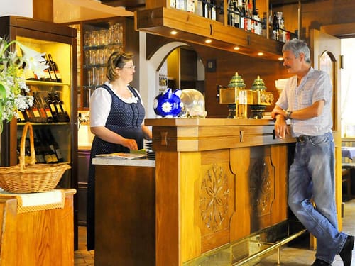 Hotelbar mit einem Gast einem einer Mitarbeiterin