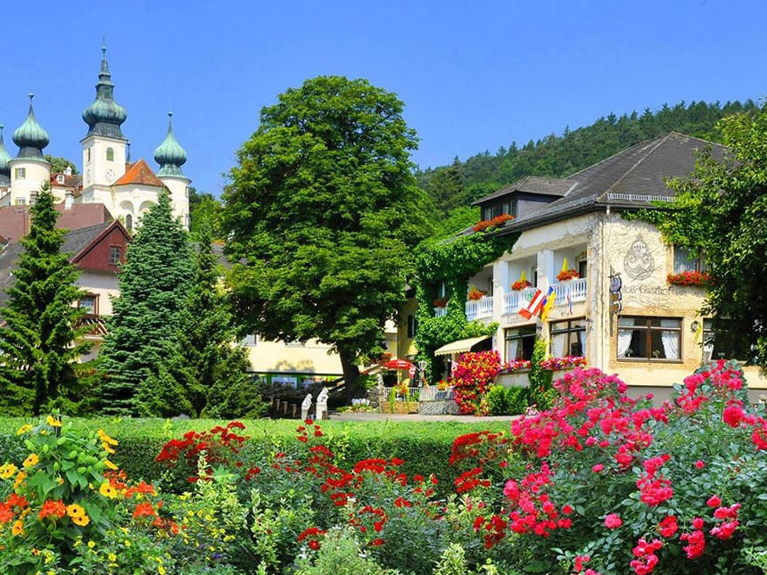Hotelgarten mit Blick auf die Kirche