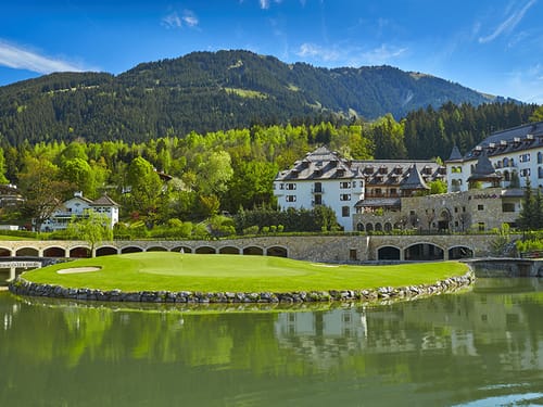 Blick auf den See, die Berge und Golfplatz bei Sonnenschein
