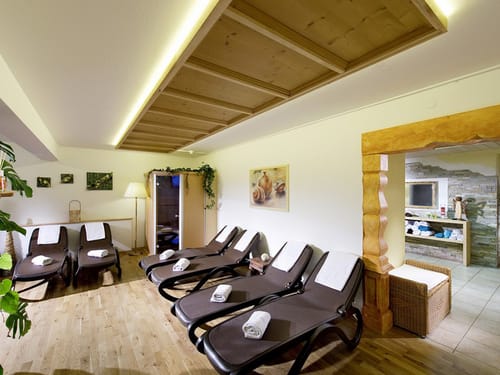 Ruhebereich mit Relaxliegen in der Wellnessoase
