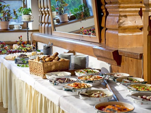 Speisenbuffet mit Salat, Käse und Brot