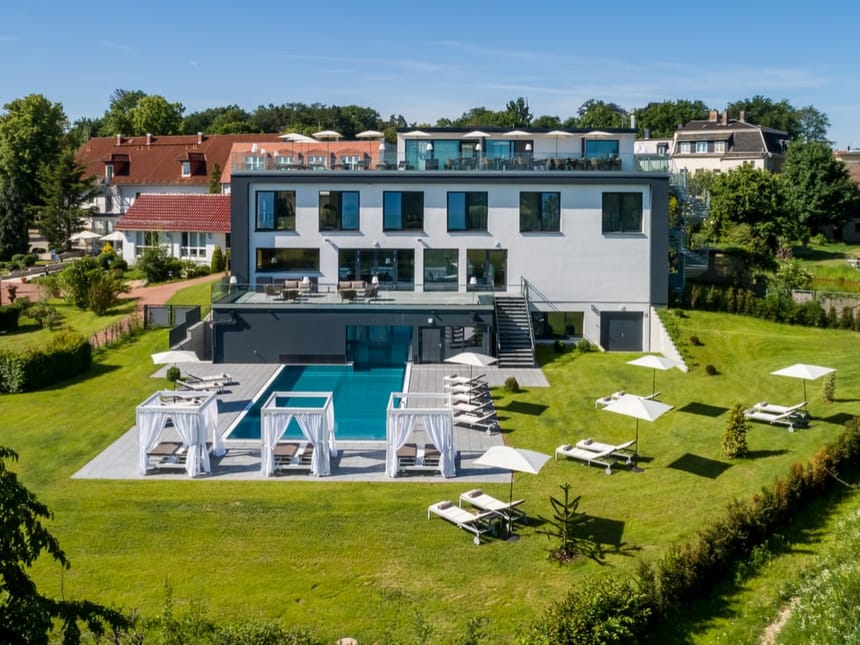 Hotelgarten mit Pool bei Sonnenschein