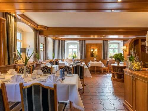 verschieden festlich gedeckte Tische im Hotelrestaurant