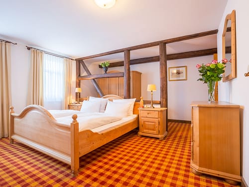 geräumiges Doppelzimmer mit Doppelbett, Sideboard, Nachttisch und Kleiderschrank