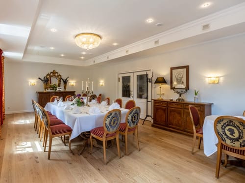 festlich gedeckter Tisch mit weißer Tischdecken und Servietten