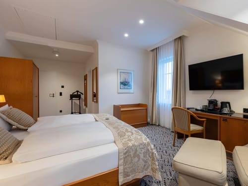 geräumiges Doppelzimmer mit Doppelbett, Schreibtisch und TV