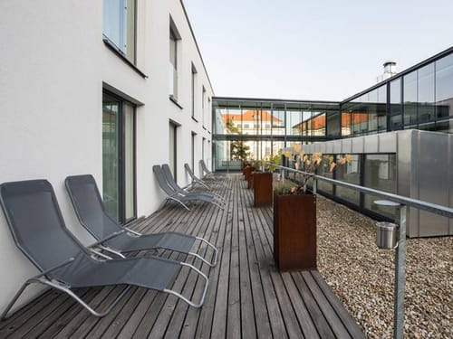 kleine Terrasse mit verschiedenen Relaxliegen