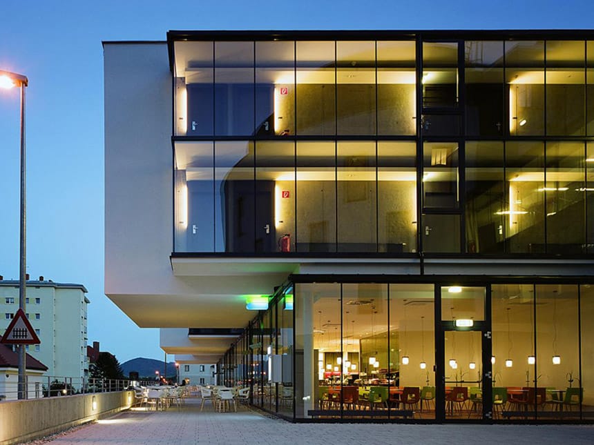 Aussenansicht des Hotels am Abend