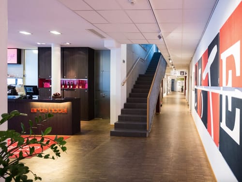 Eingangsbereich mit Lobby und Rezeption
