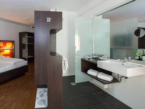 im Doppelzimmer abgetrennt Dusche und Waschbecken