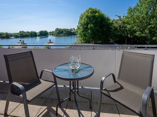 Balkon mit Tisch und Stühlen