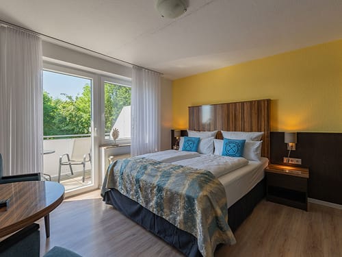 Standard Doppelzimmer mit Doppelbett und Balkon