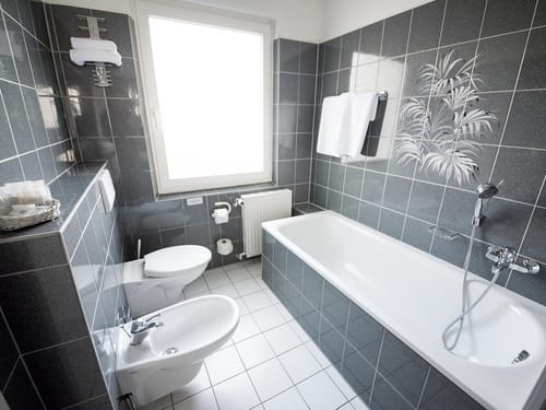 Bad mit Badewanne und WC