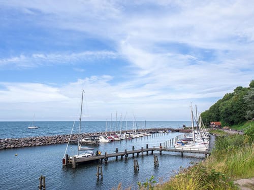Boots Anleger mit Meerblick