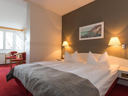Doppelzimmer mit Doppelbett und Sitzecke