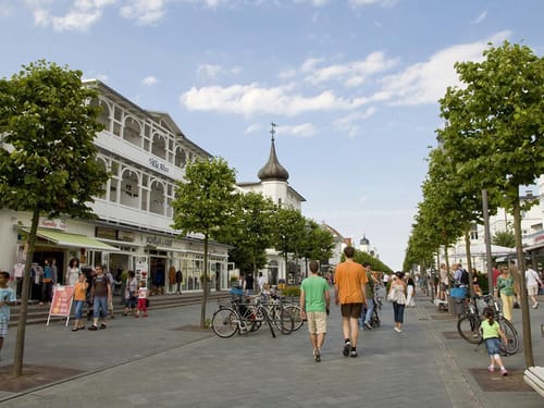 Promenade mit zahlreichen Geschäften, Restaurants und Cafes