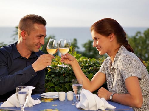 Paar auf der Terrasse mit einem Glas Wein