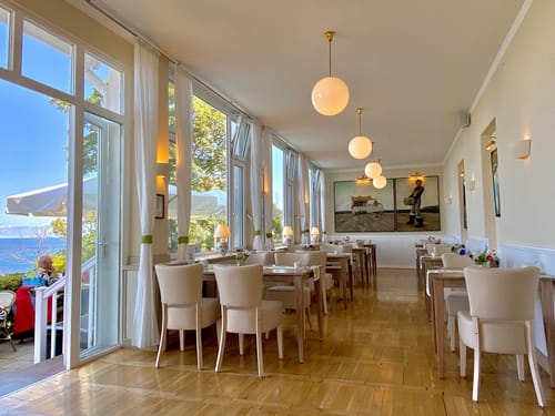 Restaurant mit Tischgruppen und einem Klavier