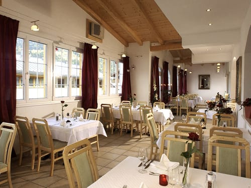 Restaurant mit weiß eingedeckten Tischen