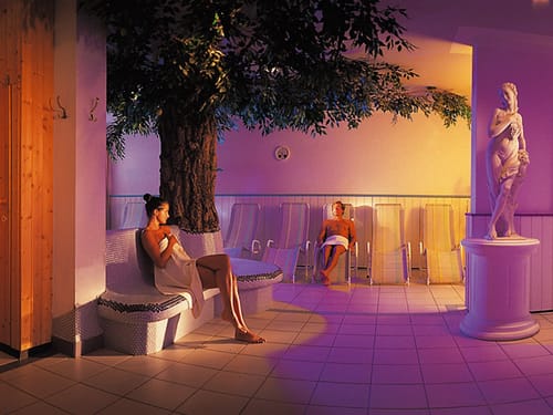 Wellnessbereich mit Relaxliegen