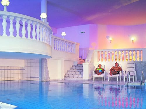 Indoor Pool mit Relaxliegen am Rande