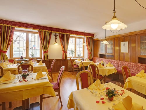 festlich eingedeckte Tische im Hotelrestaurant