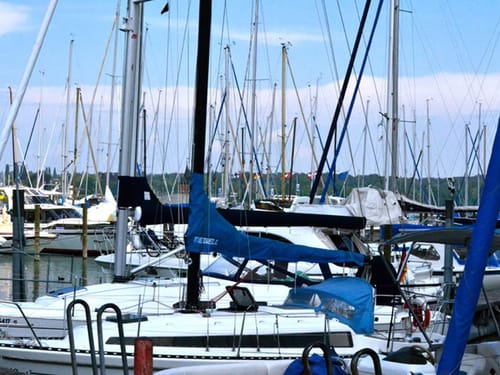 verschiedene Segelboote am Yachthafen Konstanz