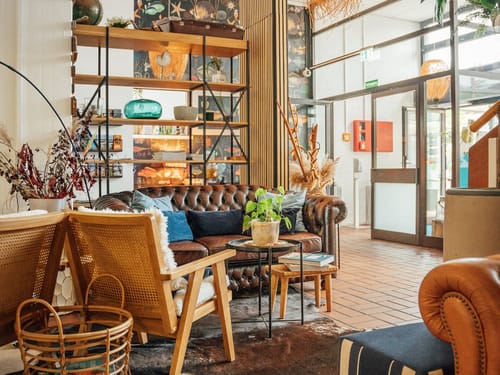Eingangsbereich und Lobby mit verschiedenen Loungemöbeln