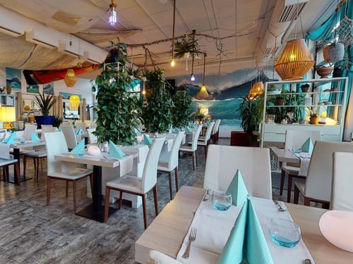 Hotelrestaurant modern und bunt dekoriert
