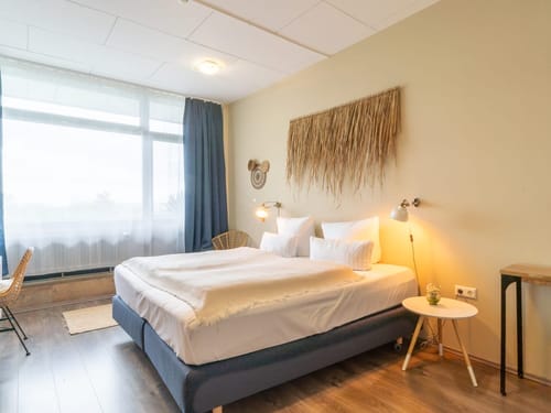 Doppelzimmer modern mit Boxspringbett und Balkon