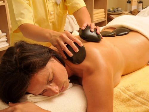 Dame bei einer Hote Stone Massage