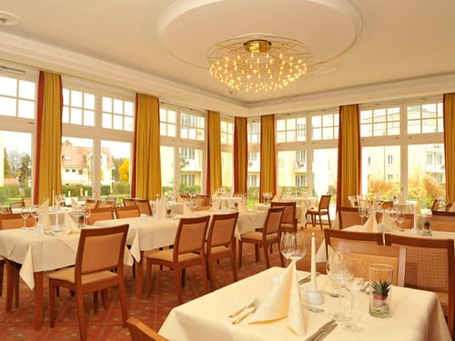 modernes und elegantes Ambiente im Restaurant Zum Schloosnsee