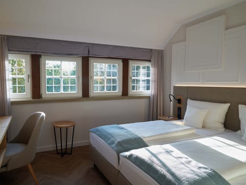 Geräumiges Zweierzimmer mit Schreibtisch