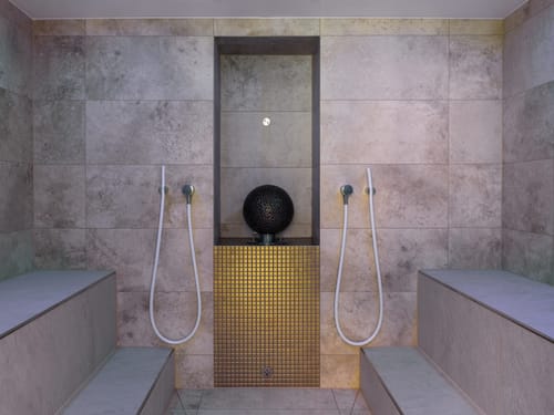 Dusche im Wellnessbereich