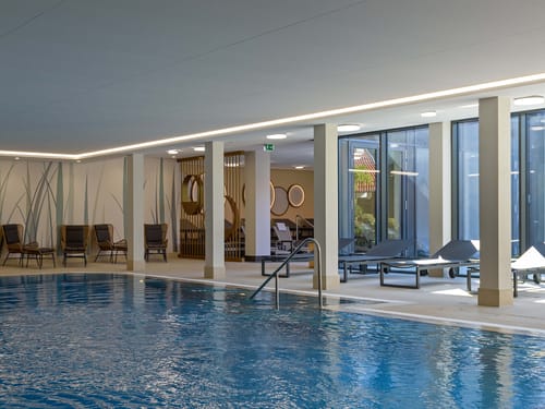 Indoor-Pool mit Liegestühlen