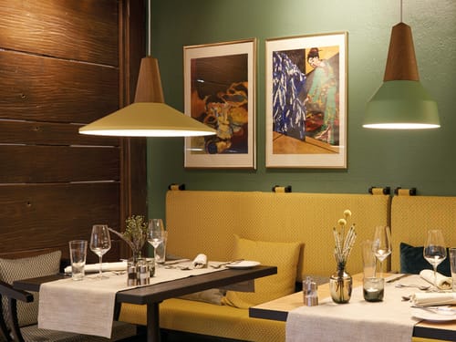 Schön eingedeckte Tische im modernen Restaurant
