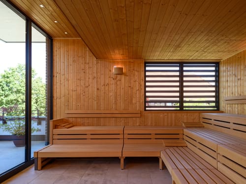 Holzsauna mit Sitzmöglichkeiten