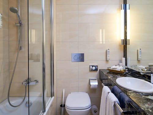 Bad mit Dusche und WC