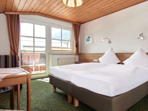 Standard Zimmer mit Doppelbett, Tisch, Stuhl und Balkon