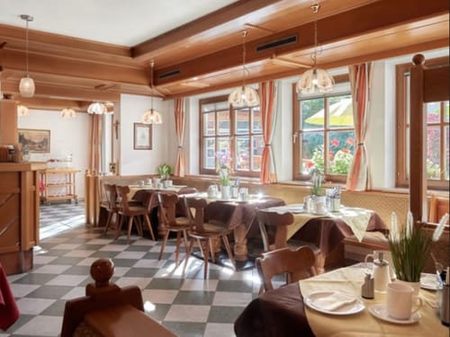 gedeckte Frühstückstische im Speisesaal